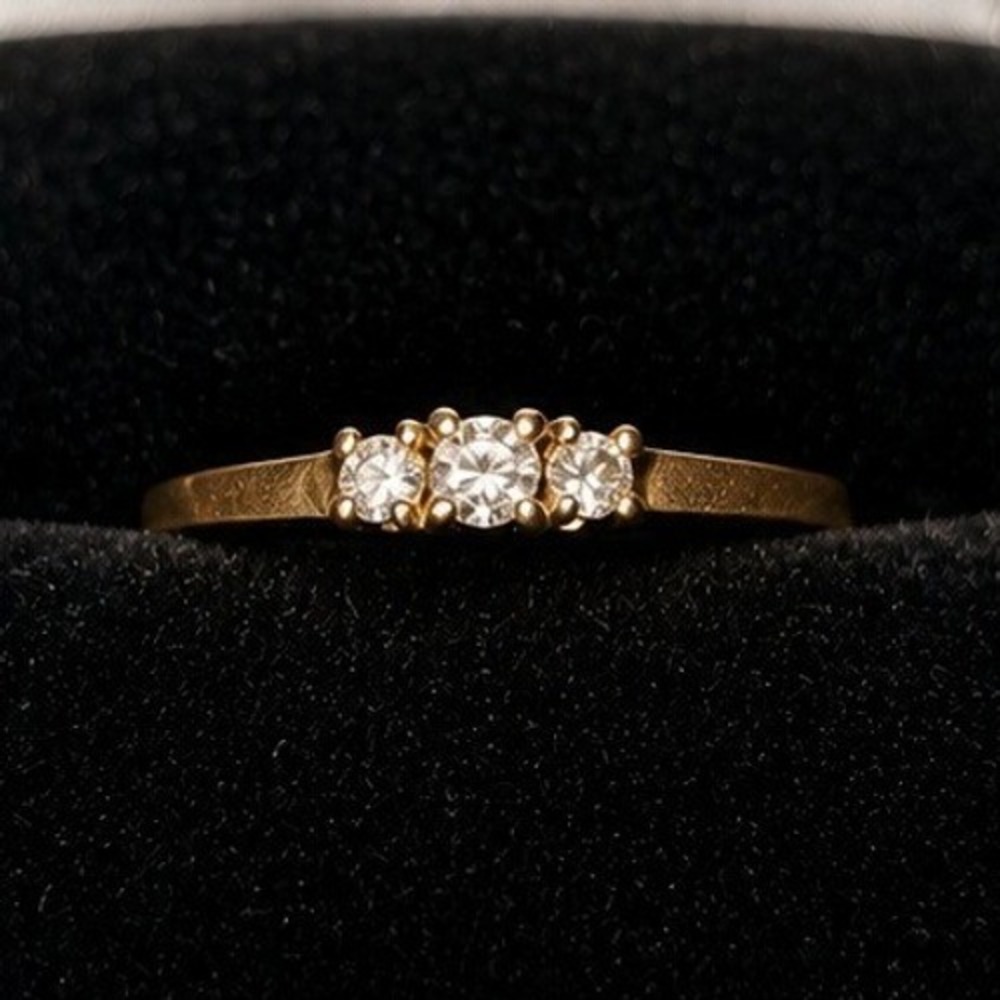 10K Yellow Gold 3 Stone Diamond Ring Size 7.25 1.52g SKUJ031